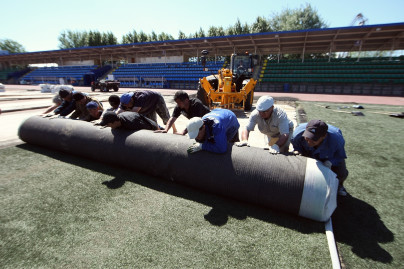 На стадионе Петровском замена искусственного газона