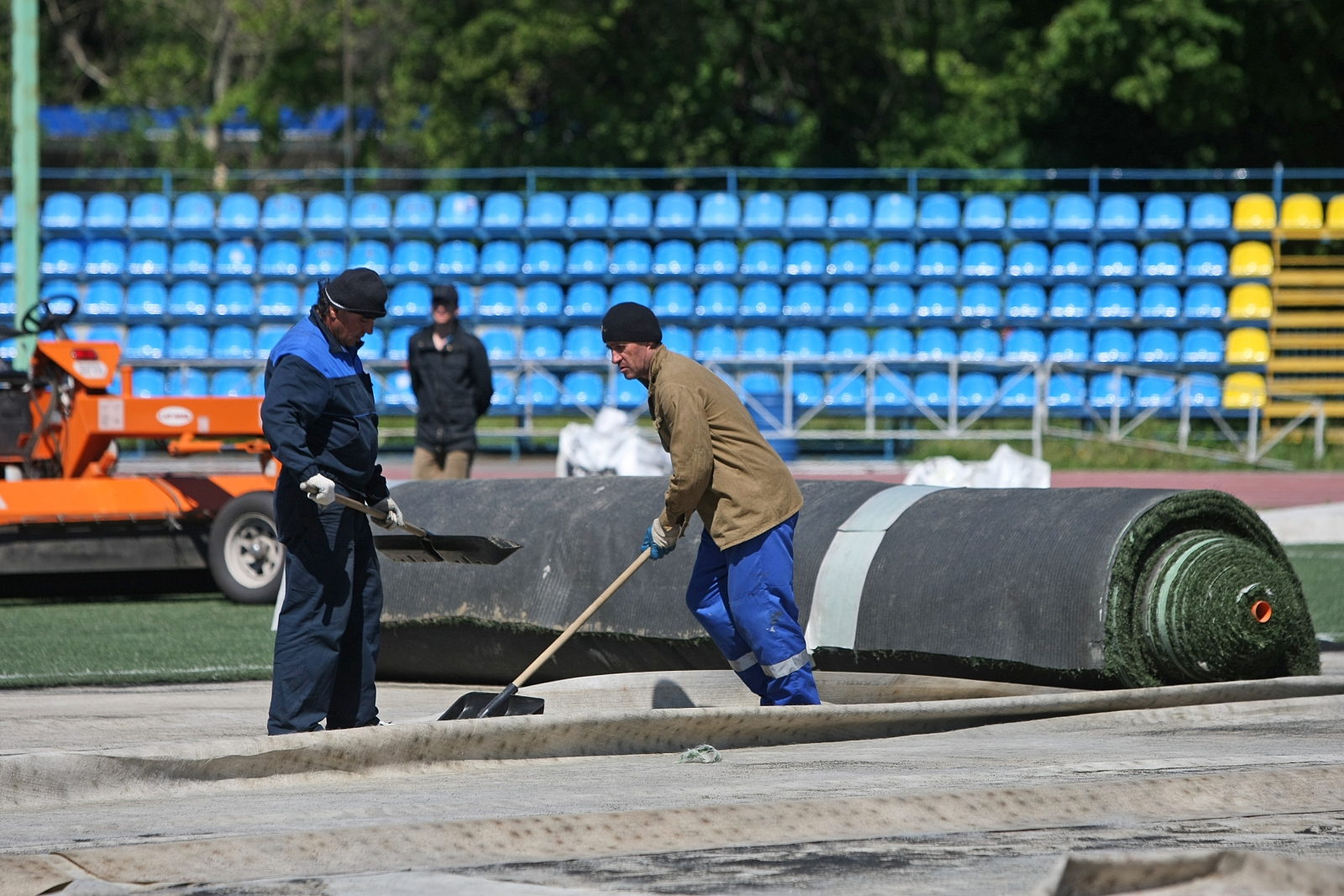 На стадионе Петровском замена искусственного газона