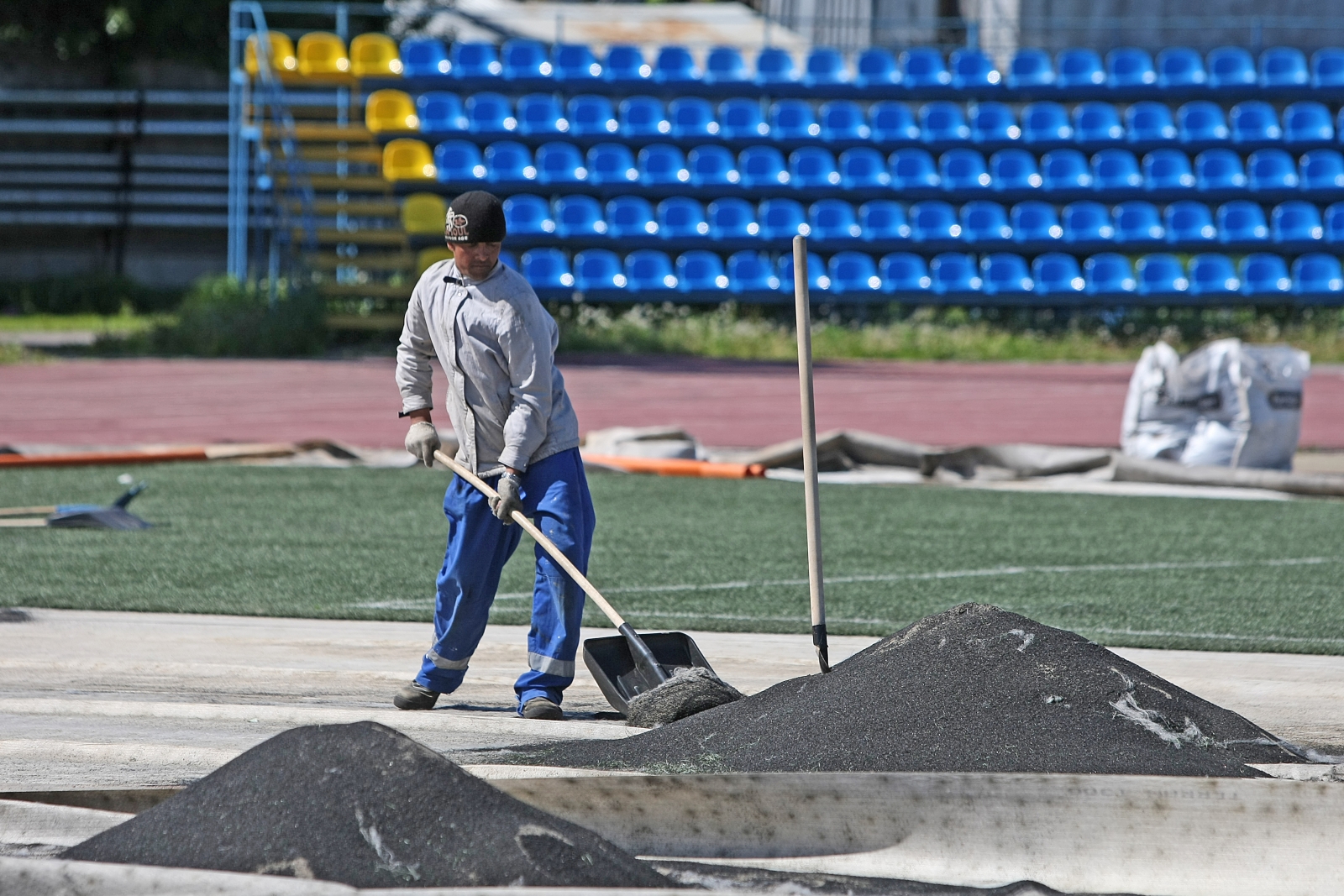 На стадионе Петровском замена искусственного газона