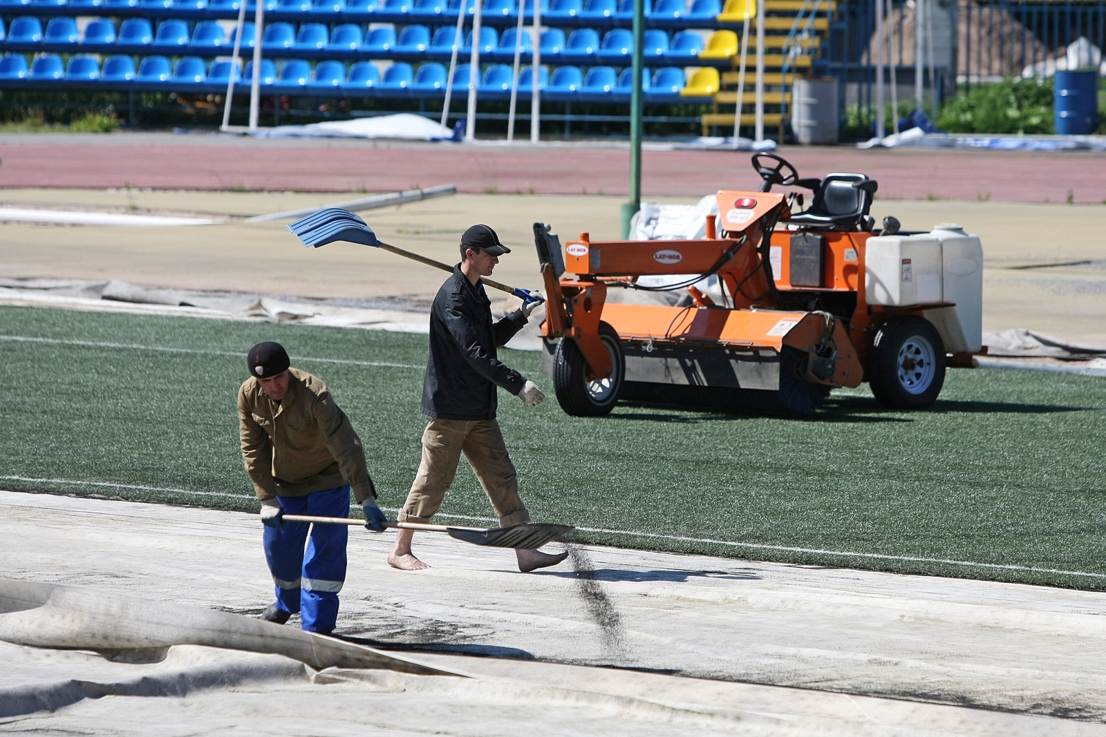 На стадионе Петровском замена искусственного газона