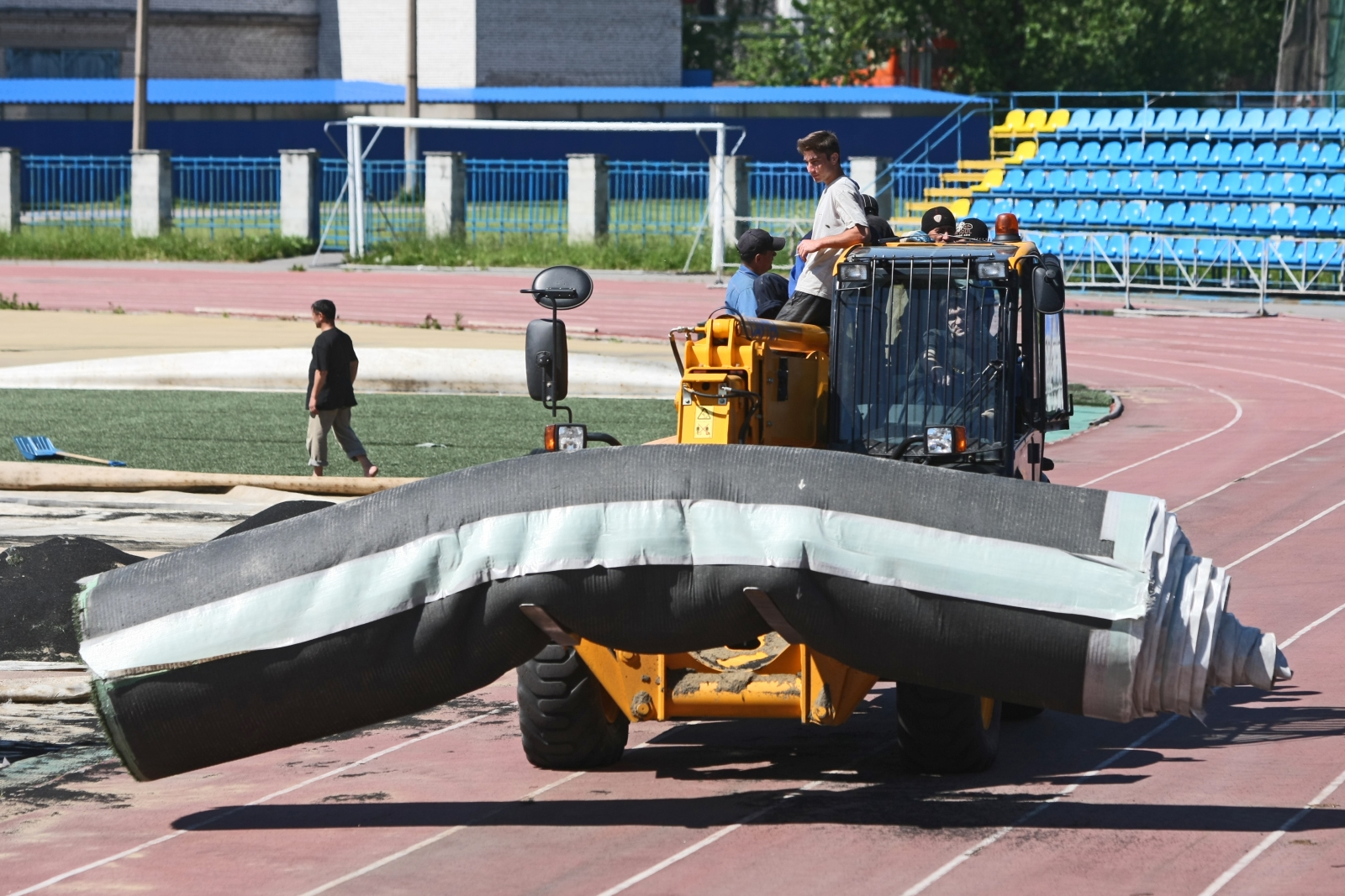 На стадионе Петровском замена искусственного газона