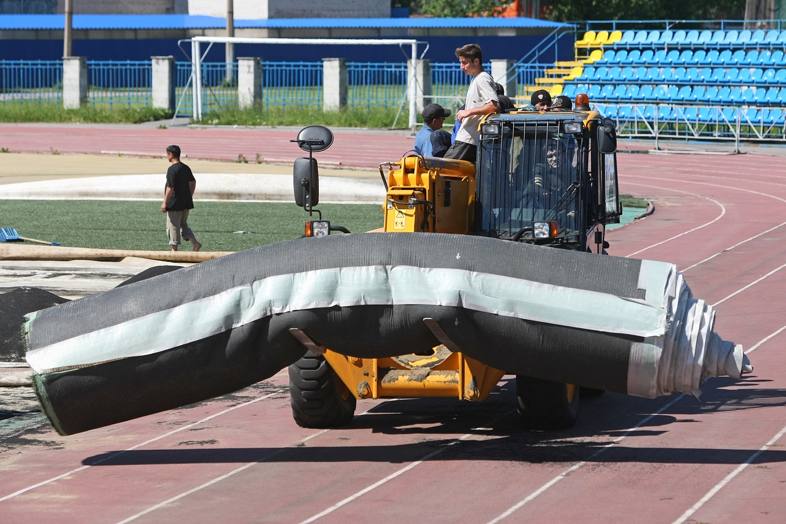 На стадионе Петровском замена искусственного газона