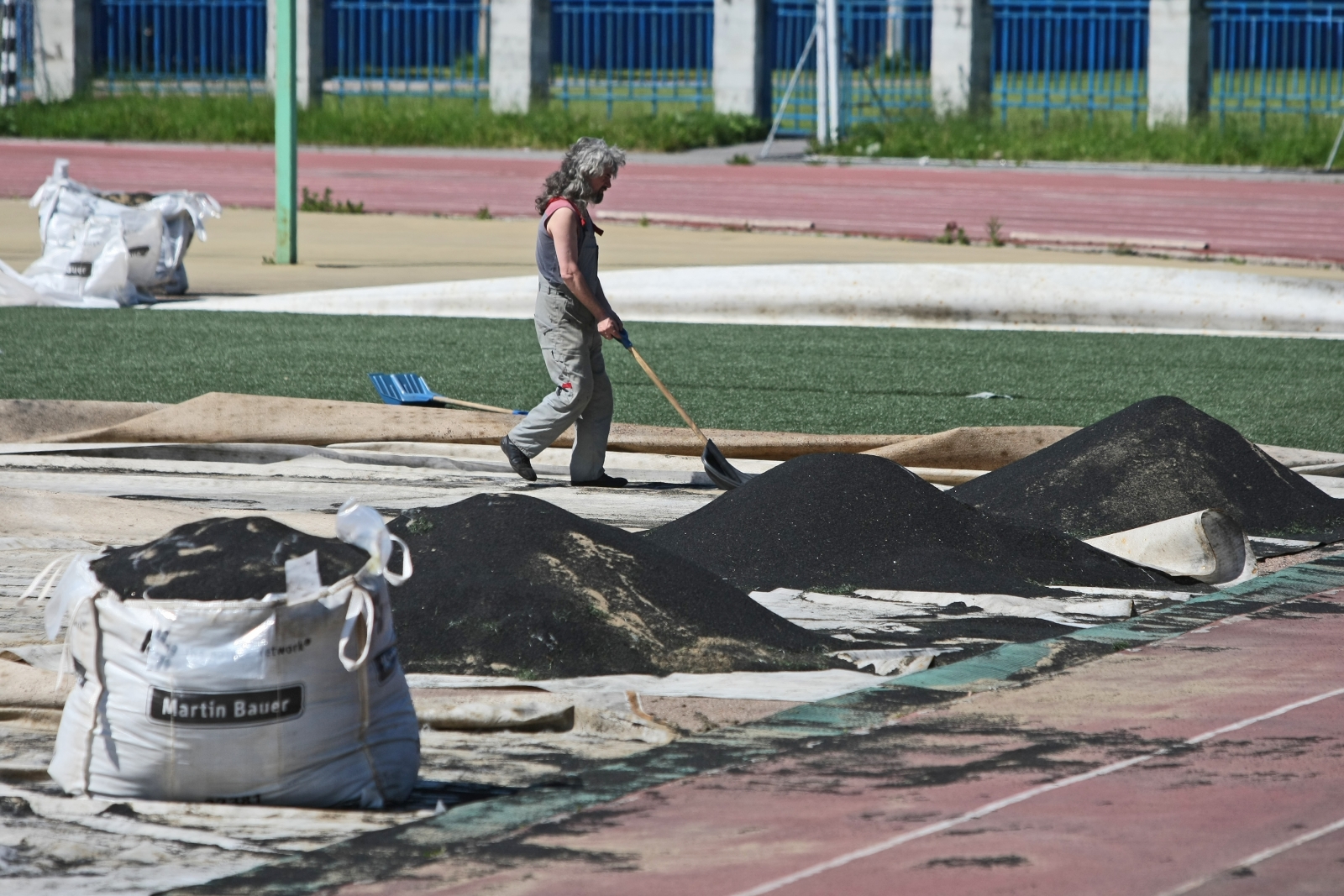 На стадионе Петровском замена искусственного газона