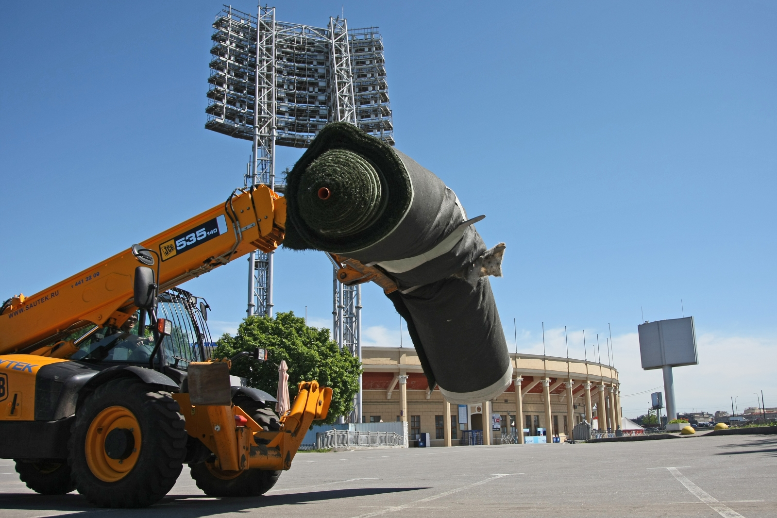 На стадионе Петровском замена искусственного газона