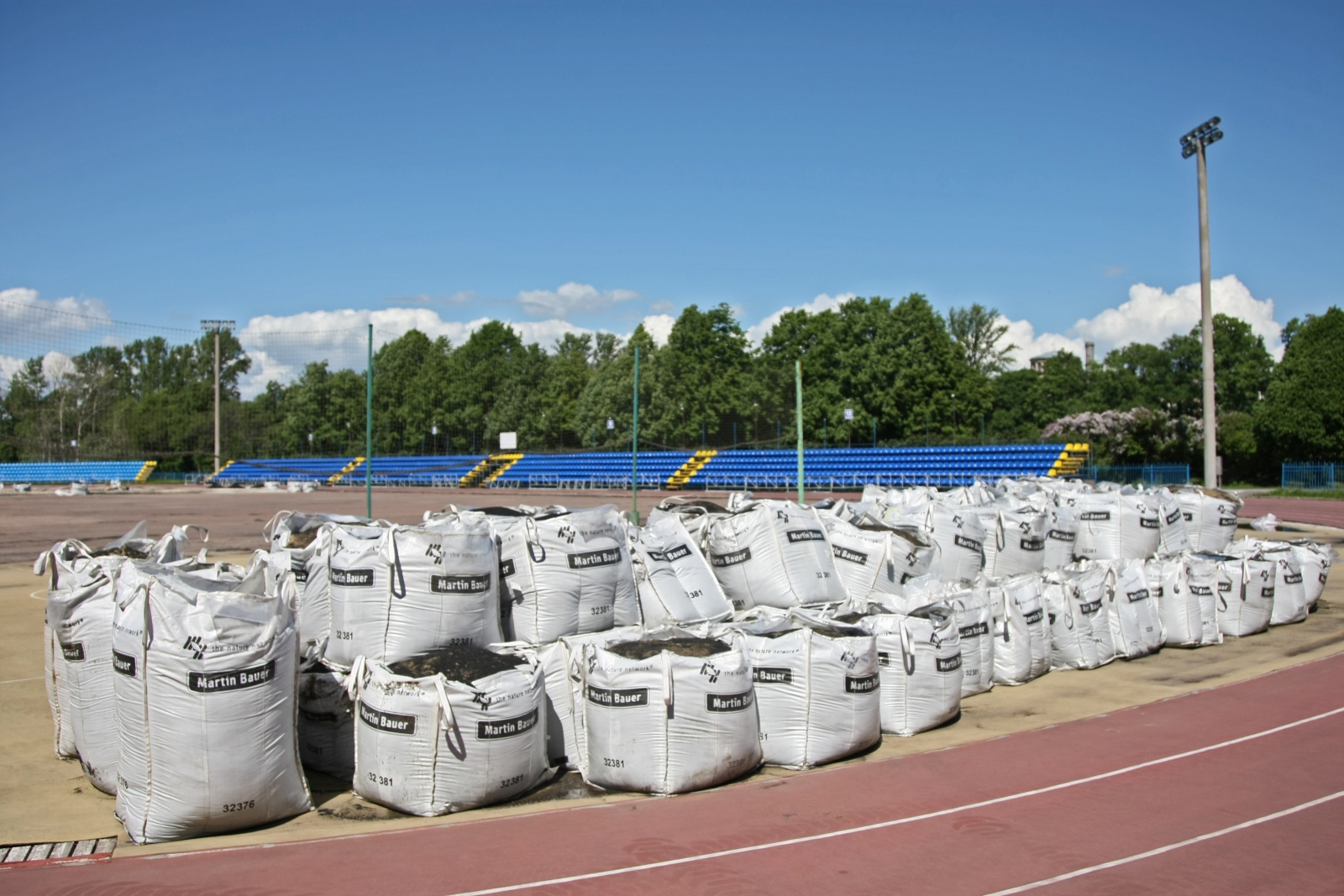 На стадионе Петровском замена искусственного газона