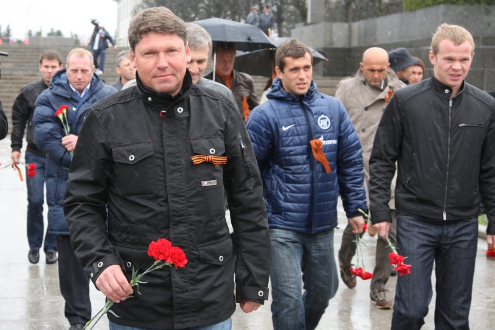 Зенит возложил цветы к монументу Родины—Матери на Пискаревском мемориальном кладбище