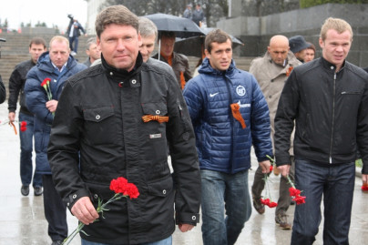 Зенит возложил цветы к монументу Родины—Матери на Пискаревском мемориальном кладбище