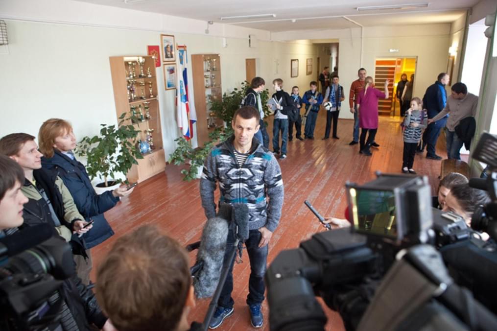 Сергей Семак встретился с детьми в школе деревни Малое Верево
