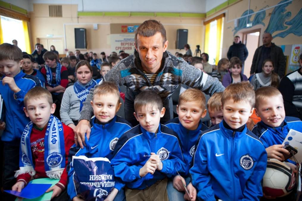 Сергей Семак встретился с детьми в школе деревни Малое Верево