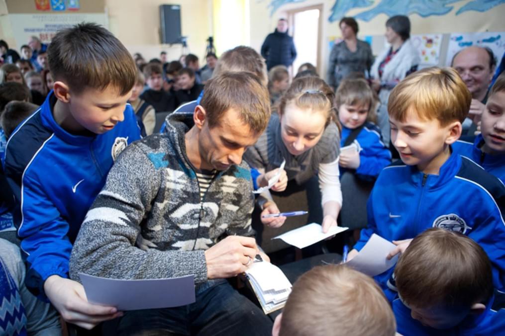 Сергей Семак встретился с детьми в школе деревни Малое Верево