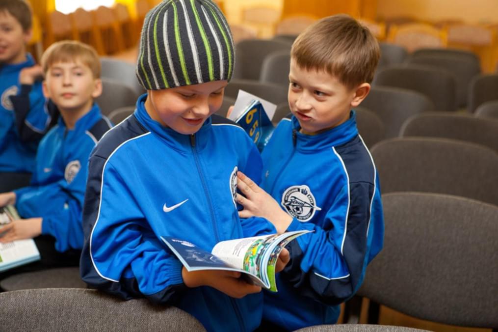 Сергей Семак встретился с детьми в школе деревни Малое Верево