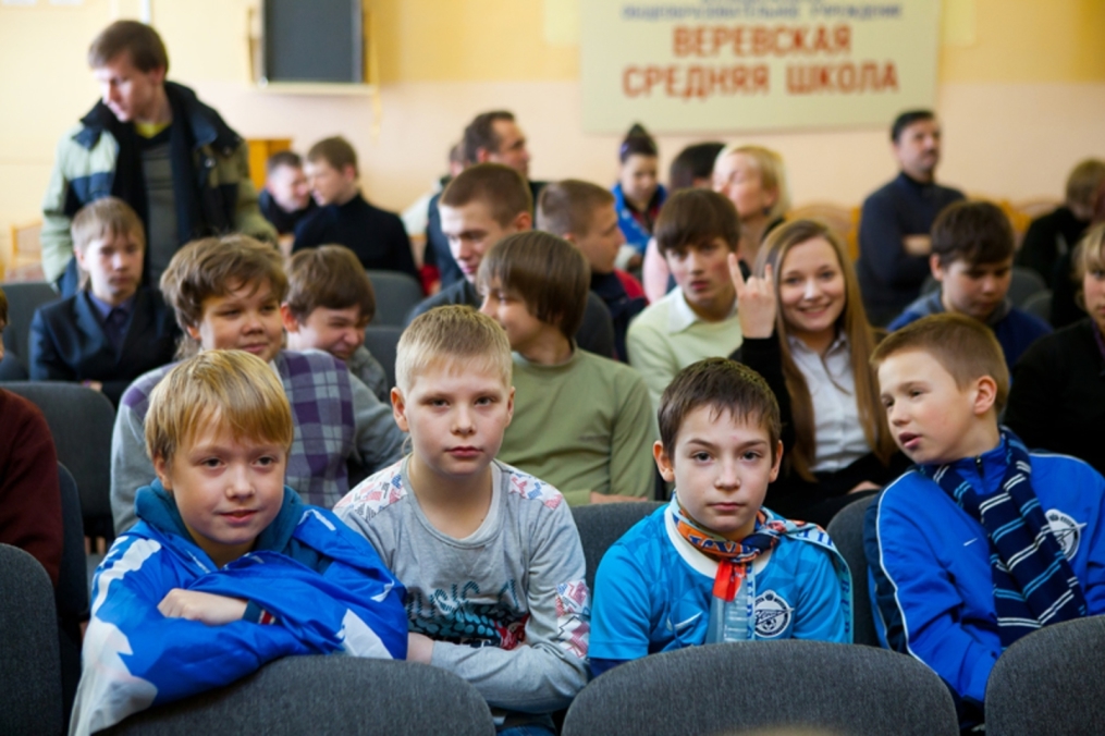 Сергей Семак встретился с детьми в школе деревни Малое Верево