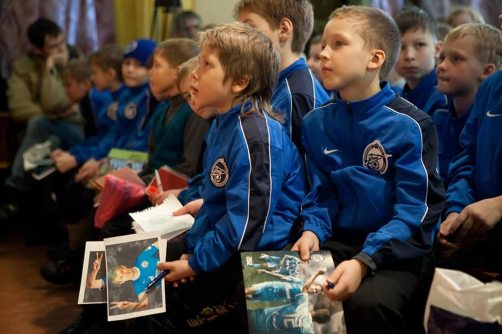 Сергей Семак встретился с детьми в школе деревни Малое Верево