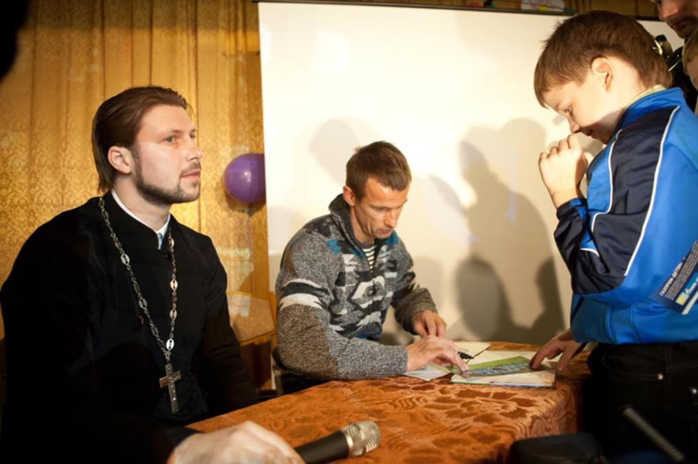 Сергей Семак встретился с детьми в школе деревни Малое Верево