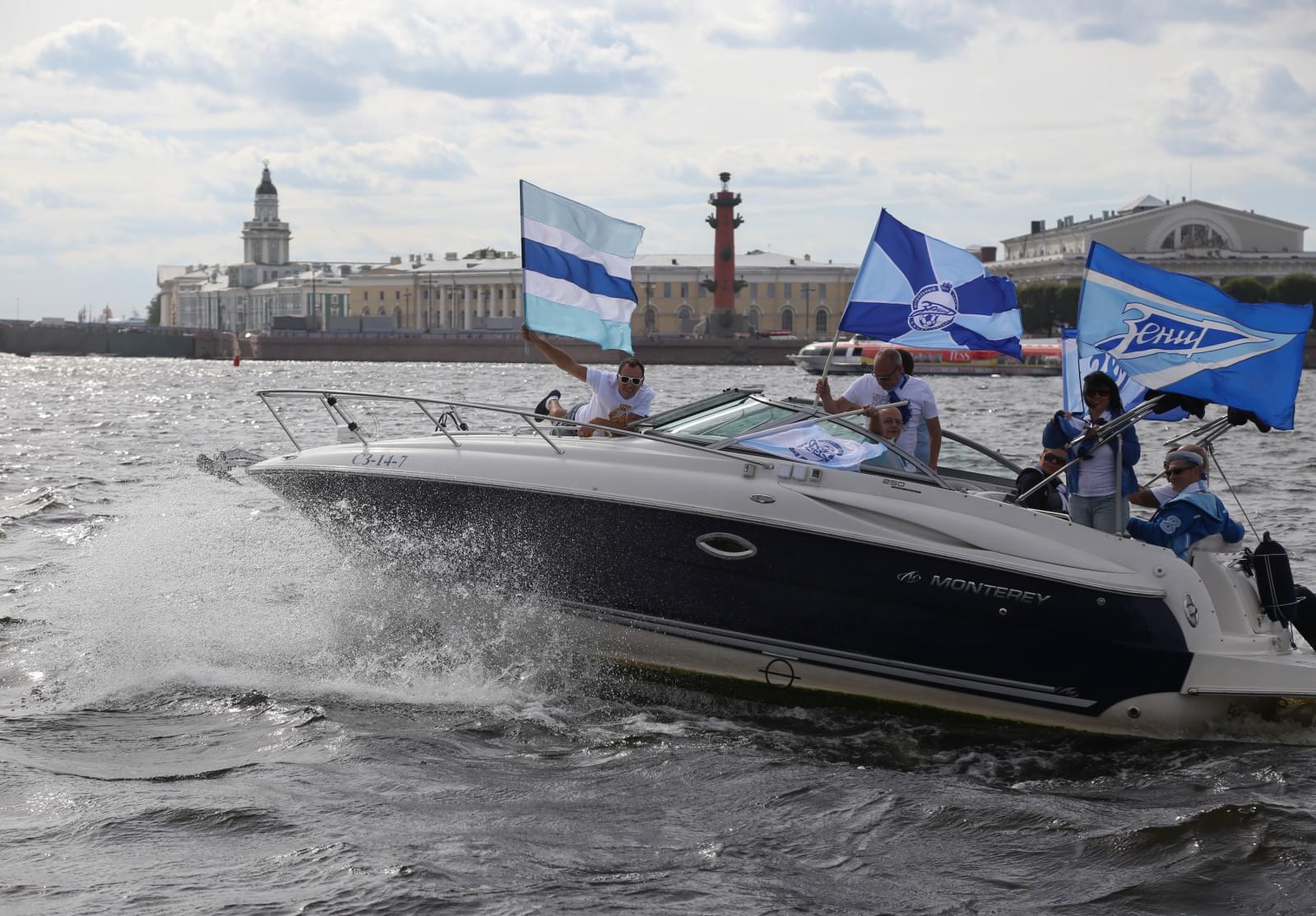 Традиционный водный проход болельщиков «Зенита» по рекам и каналам Петербурга.
