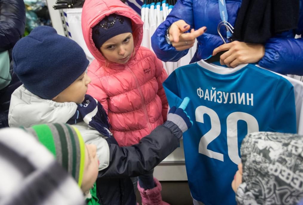 Юные болельщики из группы поддержки «Зенит-фан».