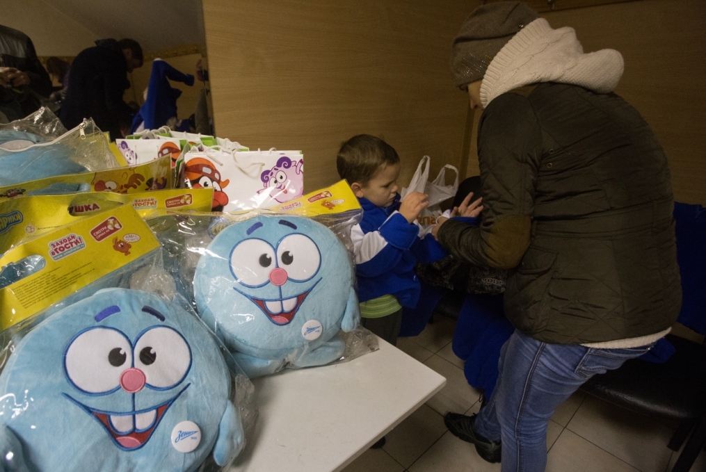 Юные болельщики из группы поддержки «Зенит-фан».
