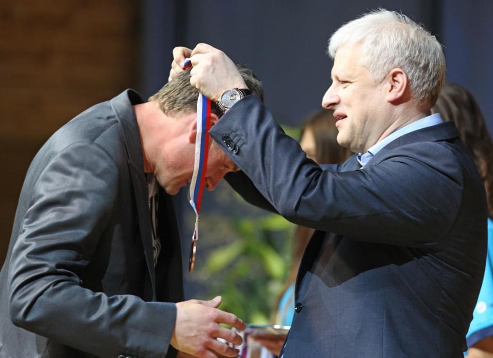 Вручение бронзовых медалей футбол