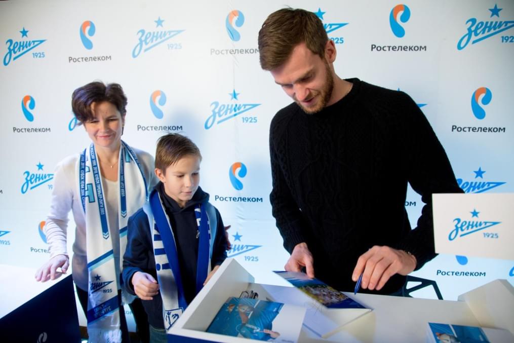 Автограф-сессия защитника «Зенита» Николаса Ломбертса