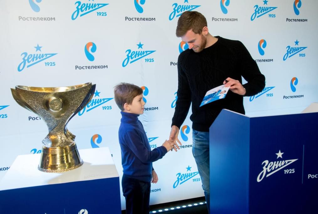 Автограф-сессия защитника «Зенита» Николаса Ломбертса