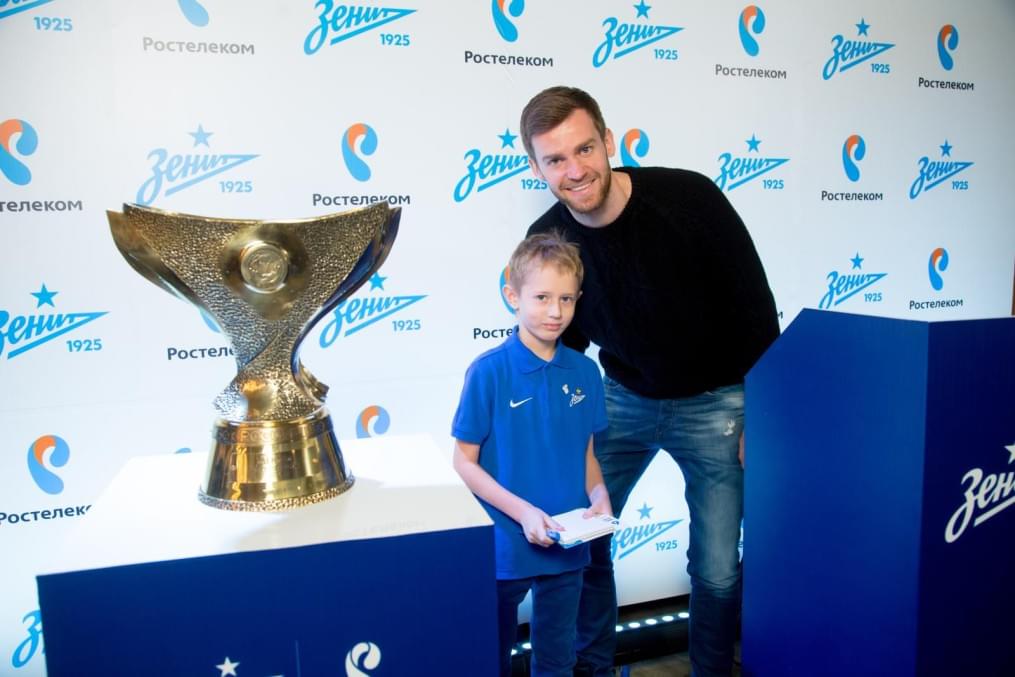 Автограф-сессия защитника «Зенита» Николаса Ломбертса