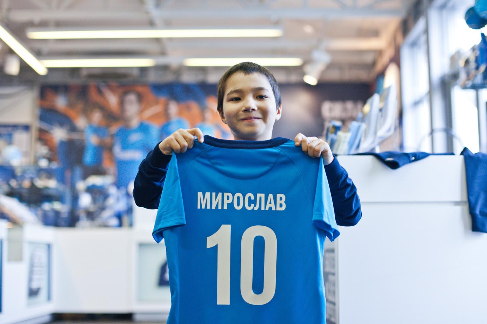 Юный болельщик Мирослав Ахмедов вручает награду «G-Drive. Лучший игрок» футболистам «Зенита»