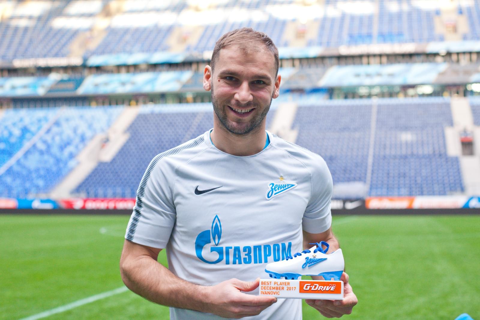 Юный болельщик Мирослав Ахмедов вручает награду «G-Drive. Лучший игрок» футболистам «Зенита»