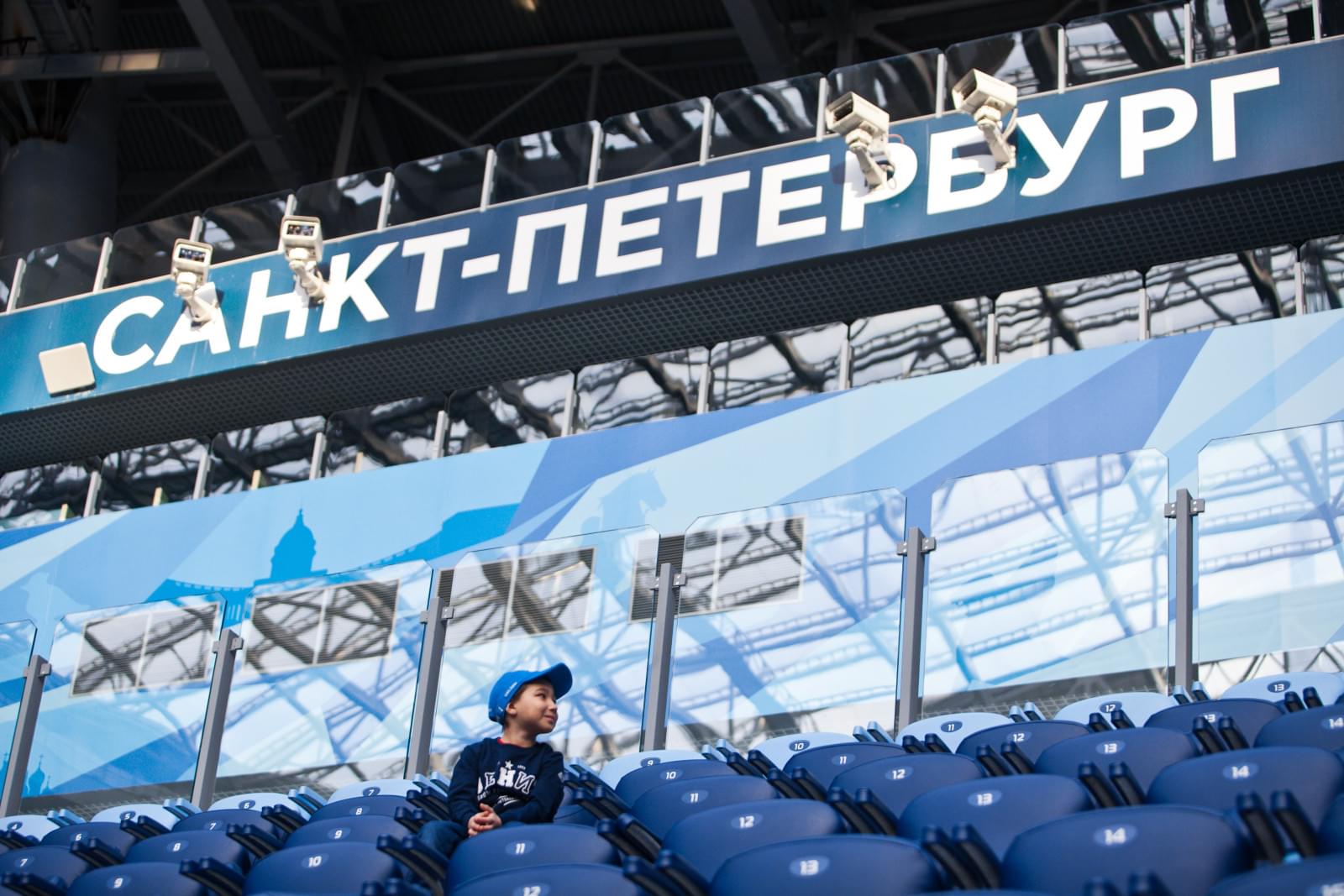 Юный болельщик Мирослав Ахмедов вручает награду «G-Drive. Лучший игрок» футболистам «Зенита»