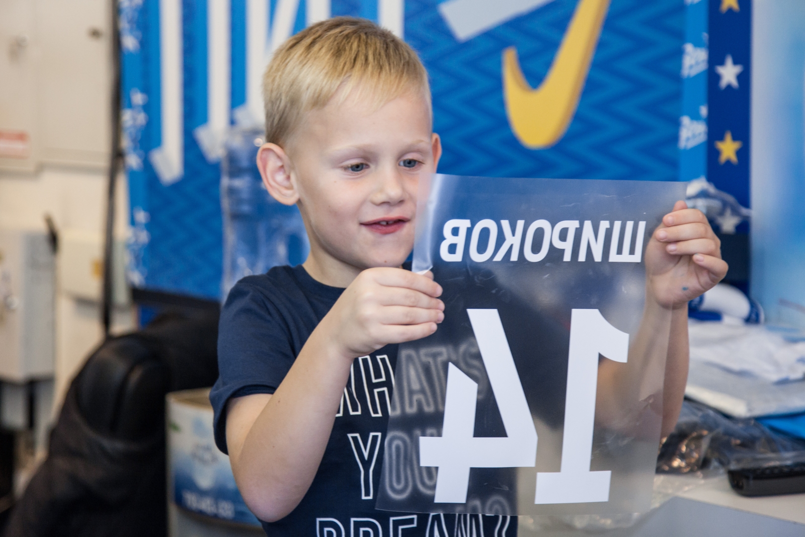 Ваня Широков вручает награду G-Drive «Лучший игрок августа» Артёму Дзюбе