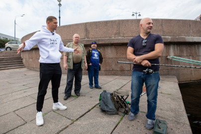 «Давай-давай!»: Михаил Кержаков стал уличным рыбаком и поймал плотву