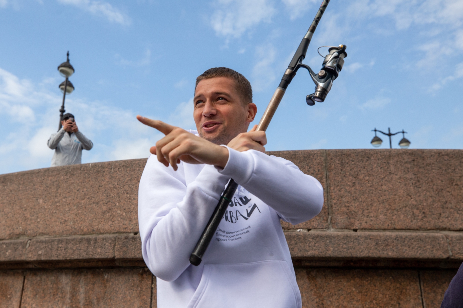 «Давай-давай!»: Михаил Кержаков стал уличным рыбаком и поймал плотву