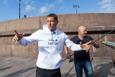 «Давай-давай!»: Михаил Кержаков стал уличным рыбаком и поймал плотву