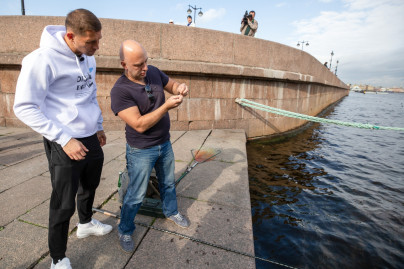 «Давай-давай!»: Михаил Кержаков стал уличным рыбаком и поймал плотву