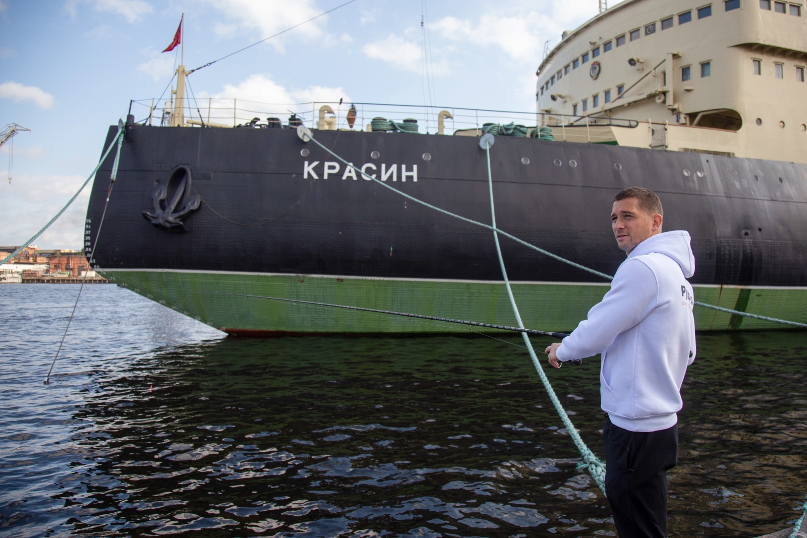 «Давай-давай!»: Михаил Кержаков стал уличным рыбаком и поймал плотву