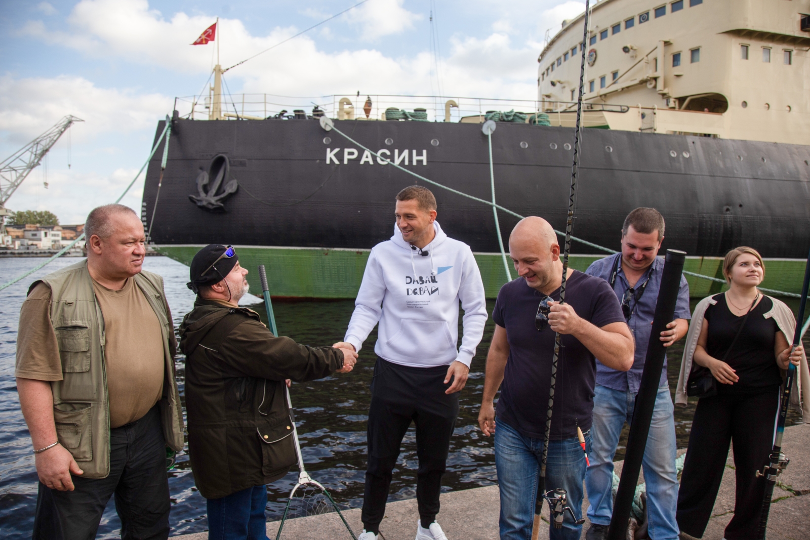 «Давай-давай!»: Михаил Кержаков стал уличным рыбаком и поймал плотву
