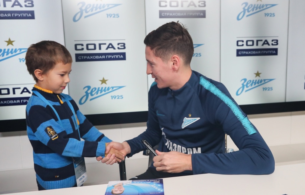 Автограф-сессия Далера Кузяева, полузащитника ФК «Зенит»