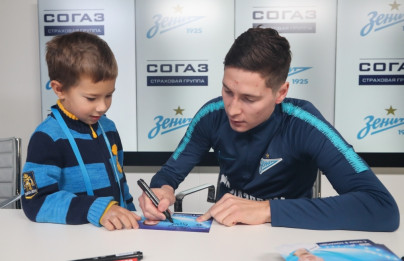 Автограф-сессия Далера Кузяева, полузащитника ФК «Зенит»
