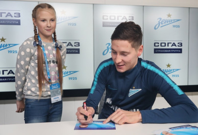 Автограф-сессия Далера Кузяева, полузащитника ФК «Зенит»