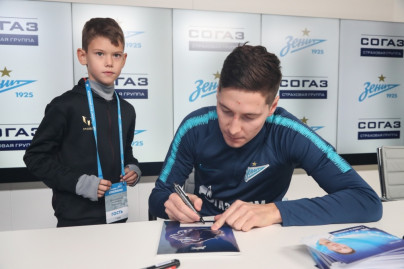 Автограф-сессия Далера Кузяева, полузащитника ФК «Зенит»