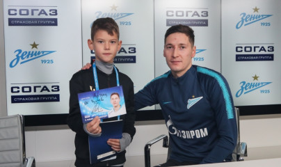 Автограф-сессия Далера Кузяева, полузащитника ФК «Зенит»