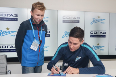 Автограф-сессия Далера Кузяева, полузащитника ФК «Зенит»
