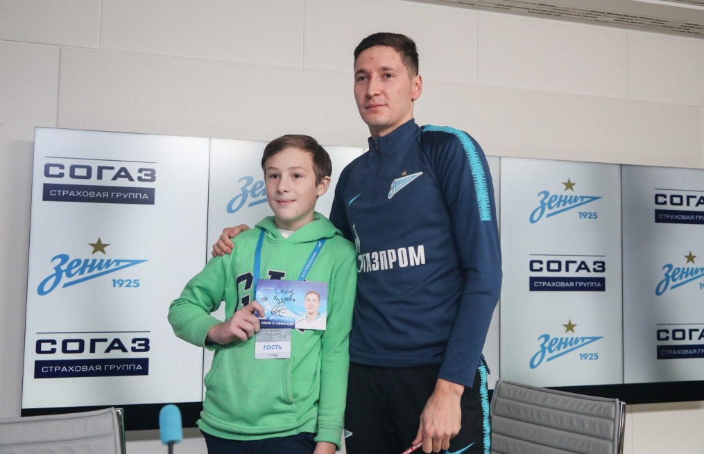 Автограф-сессия Далера Кузяева, полузащитника ФК «Зенит»