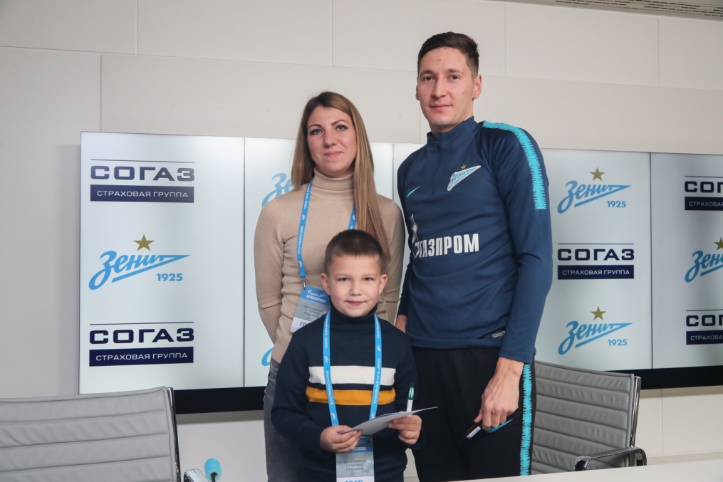 Автограф-сессия Далера Кузяева, полузащитника ФК «Зенит»