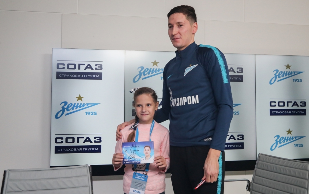 Автограф-сессия Далера Кузяева, полузащитника ФК «Зенит»