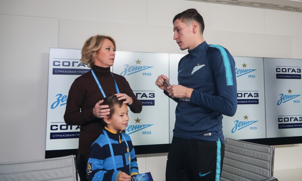 Автограф-сессия Далера Кузяева, полузащитника ФК «Зенит»