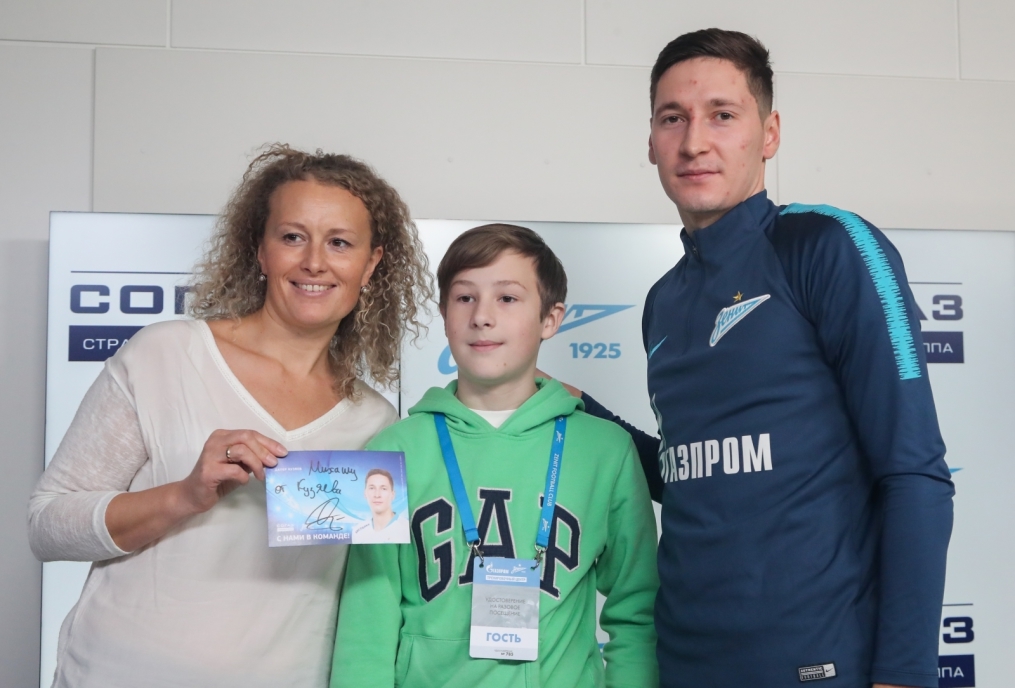 Автограф-сессия Далера Кузяева, полузащитника ФК «Зенит»