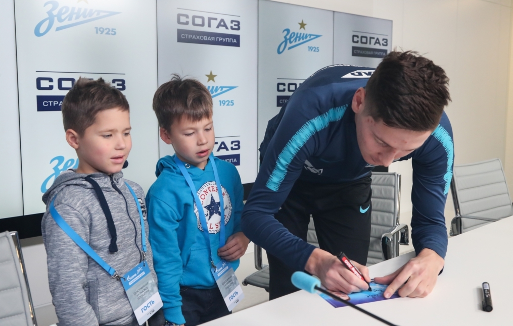 Автограф-сессия Далера Кузяева, полузащитника ФК «Зенит»