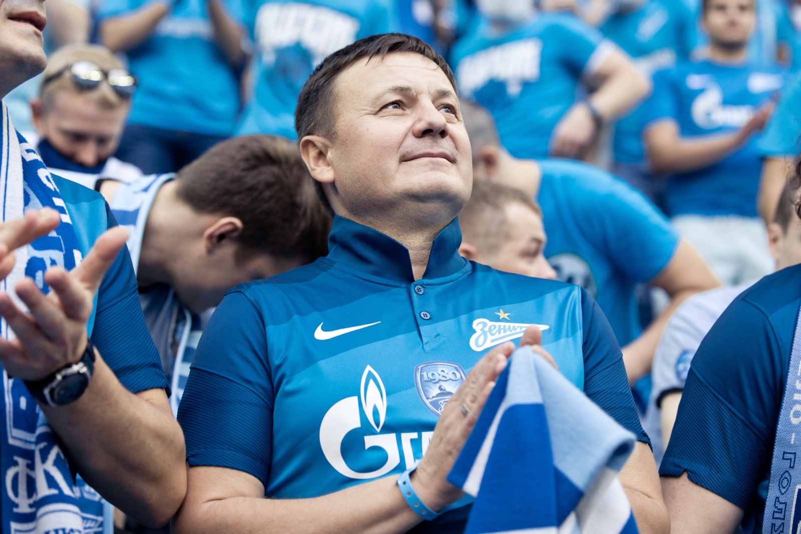 Легенды «Зенита» посетили фанатский вираж на матче с «Уфой»