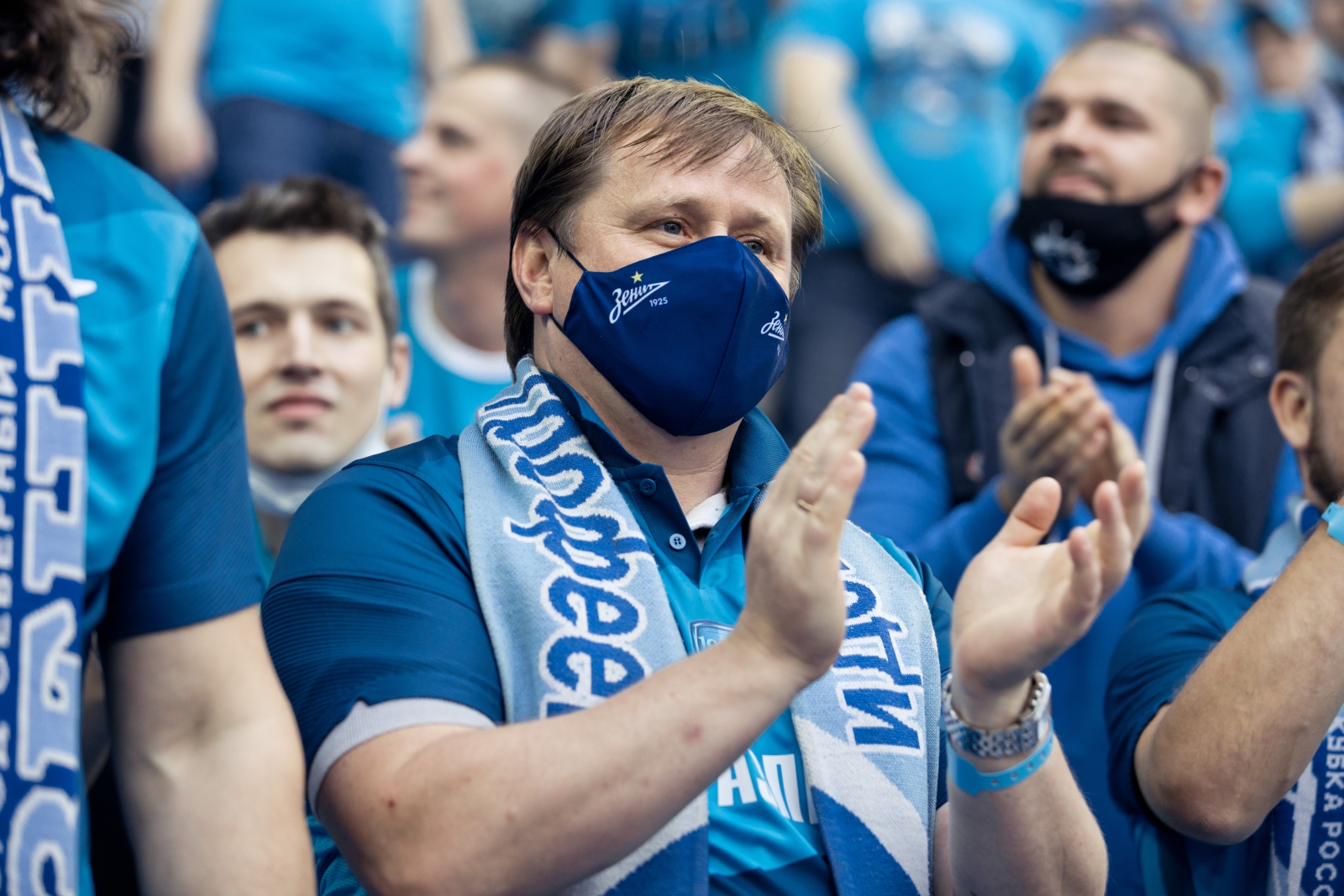Легенды «Зенита» посетили фанатский вираж на матче с «Уфой»