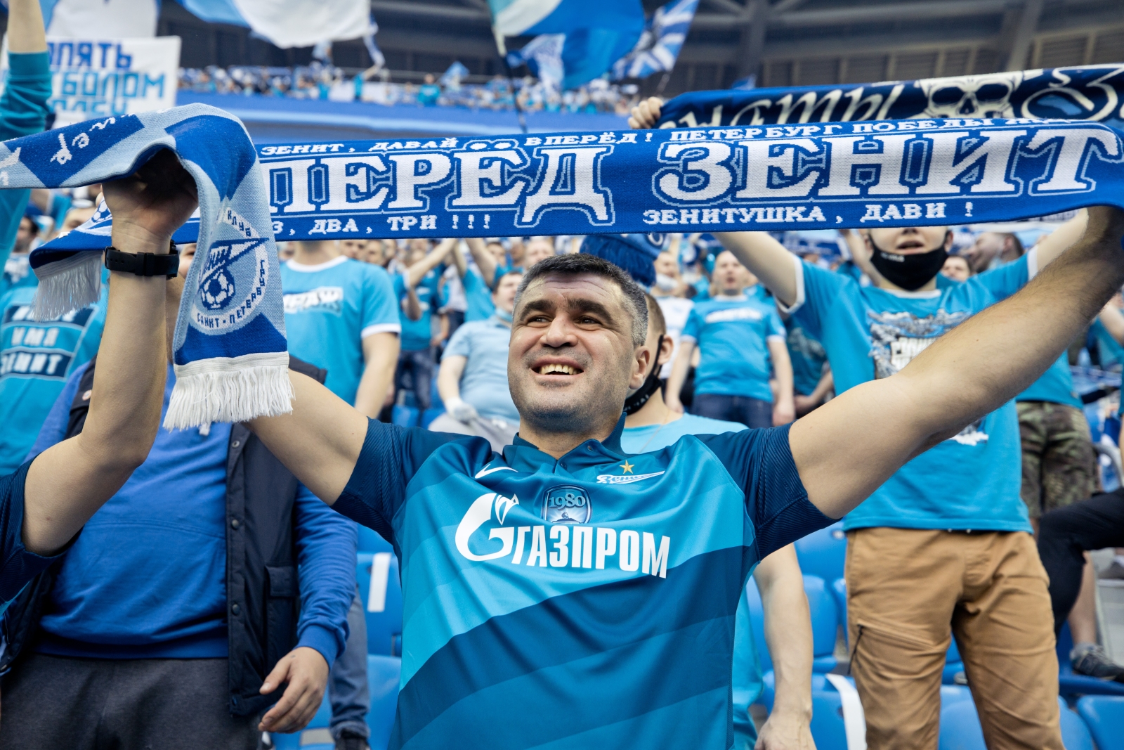 Легенды «Зенита» посетили фанатский вираж на матче с «Уфой»